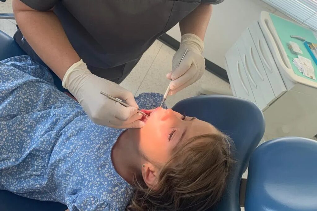 Controllo dei denti a una piccola paziente